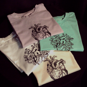 T-särk anatoomilise südame ja lilledega